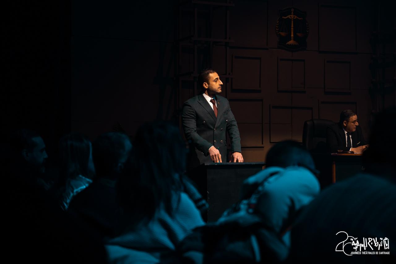 ممثل من مسرحية سقوط حر ممثل من مسرحية سقوط حر