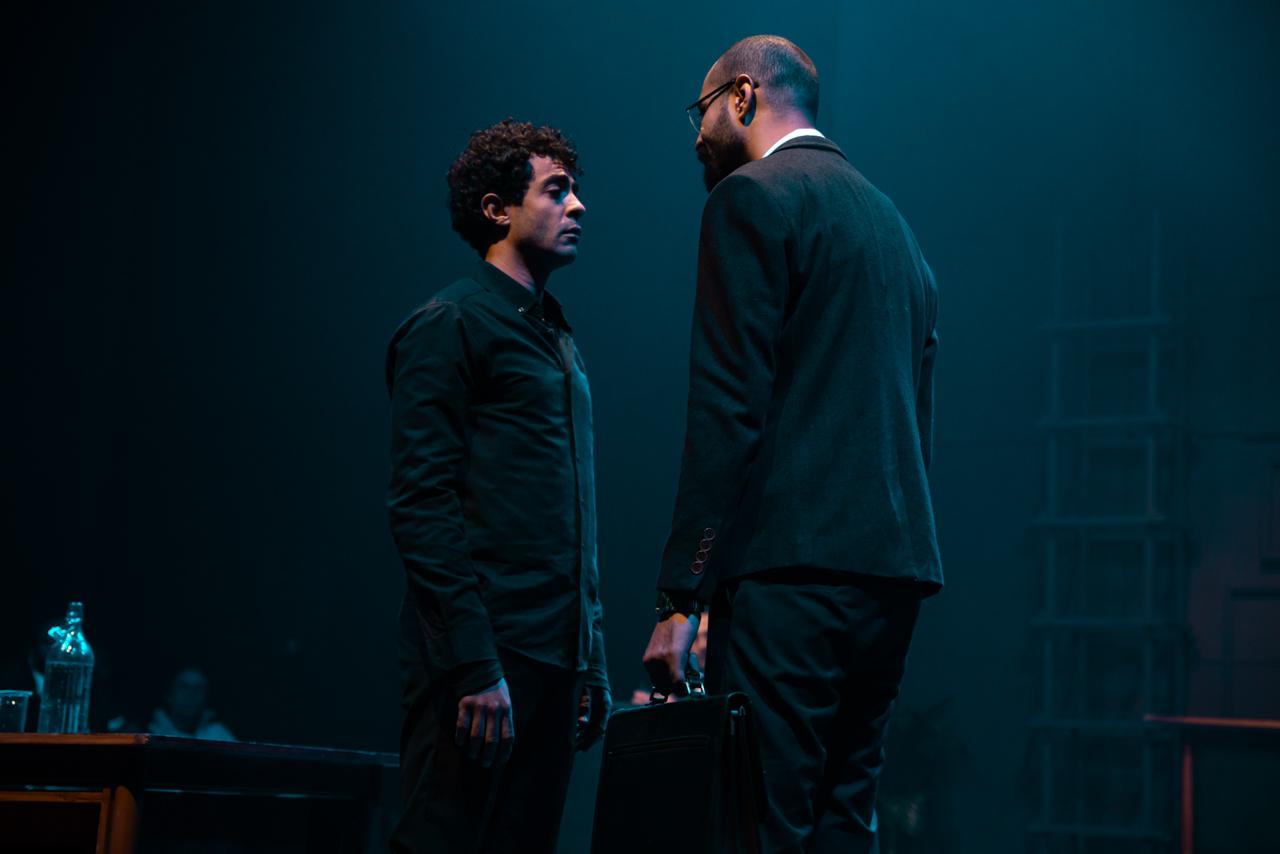 مشهد من مسرحية سقوط حر (2)