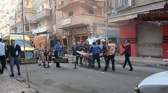 انقاذ-طفلة-من-عقار-كرموز-الإسكندرية