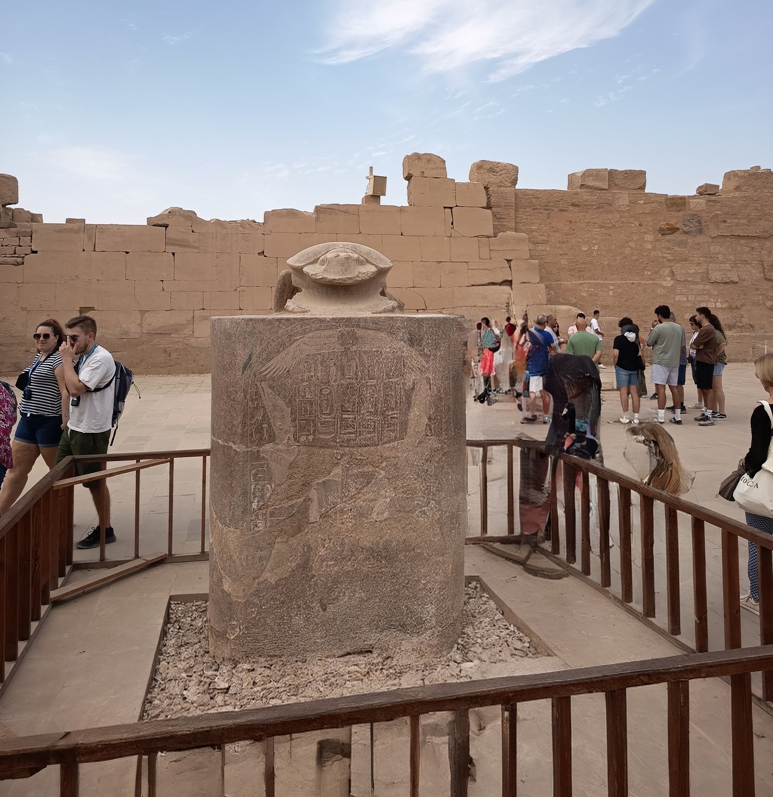 متعة السياح فى قلب معابد الكرنك