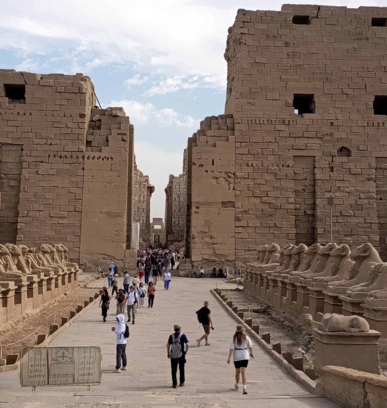 اقبال السياح فى معابد الكرنك