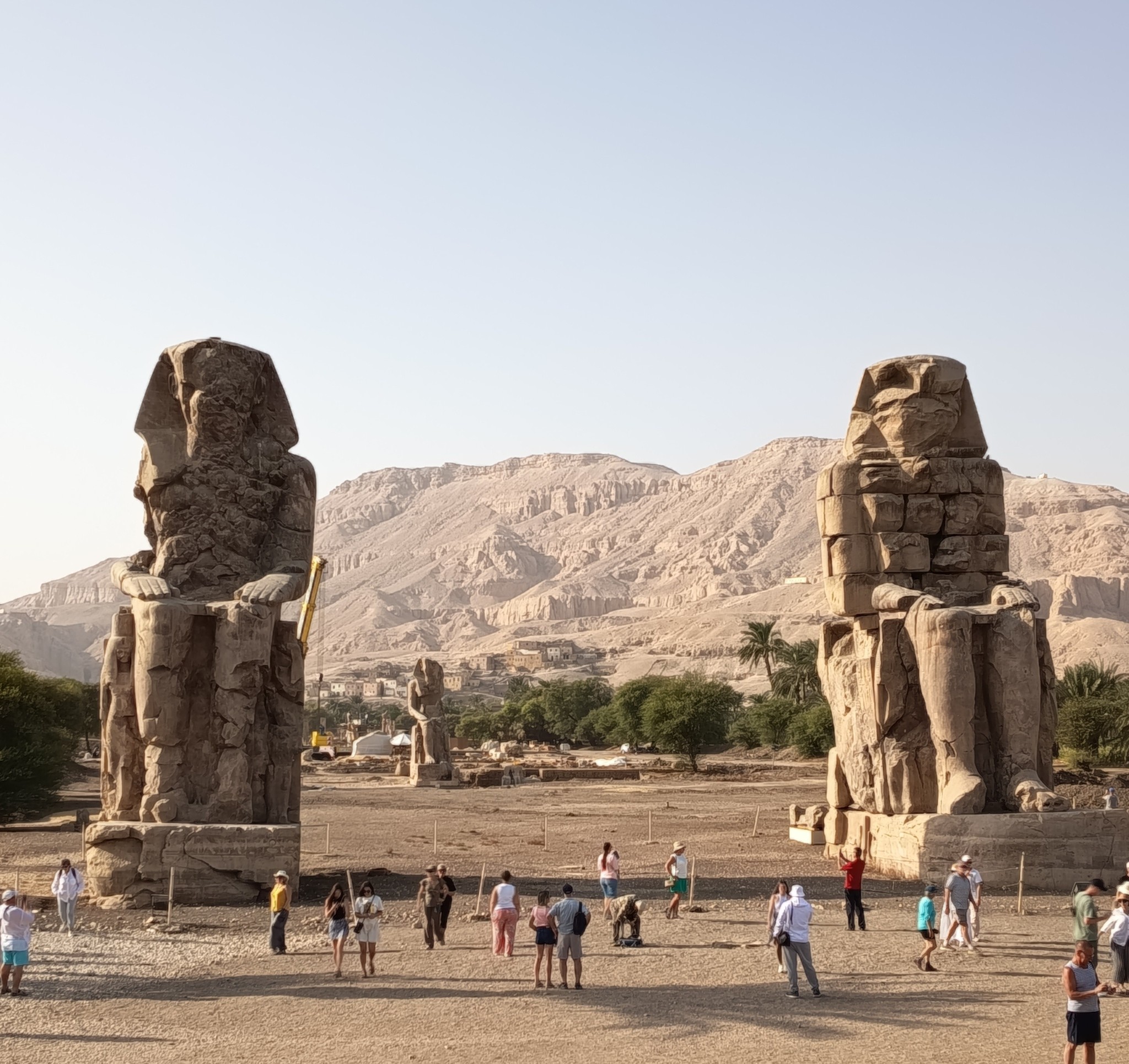 التوافد السياحى على منطقة تمثالى ممنون