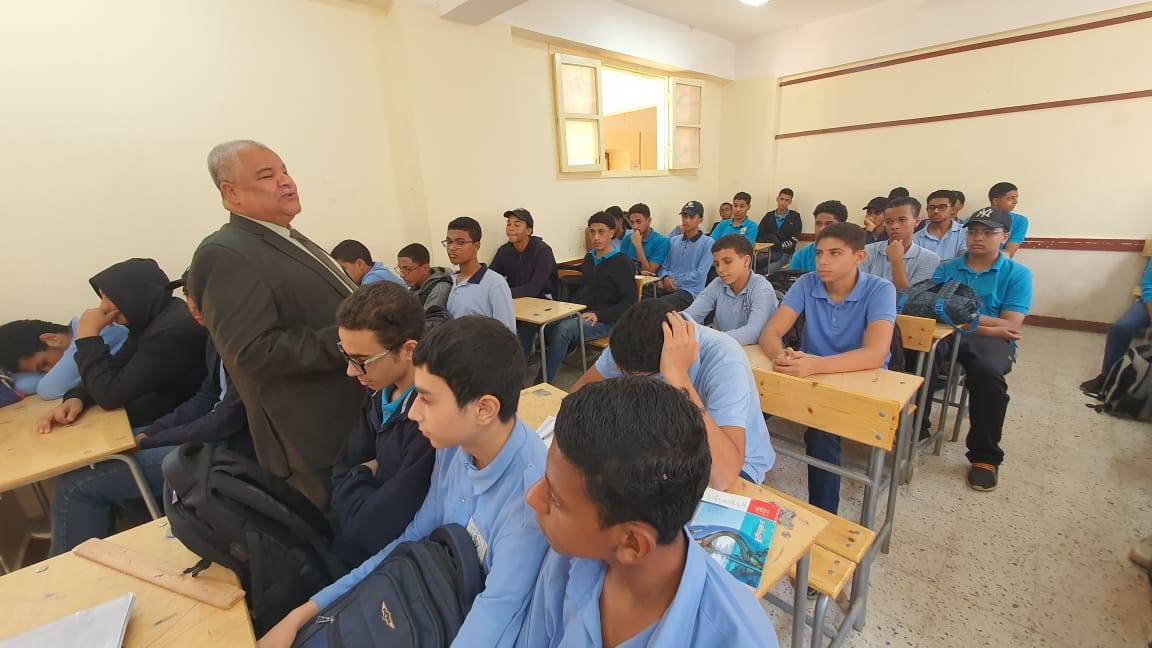 وكيل التعليم يتابع سير العملية التعليمية بعدد من المدارس الثانوية