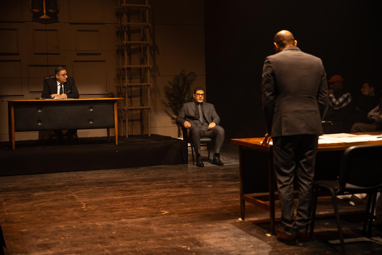 مشهد من مسرحية سقوط حر مشهد من مسرحية سقوط حر