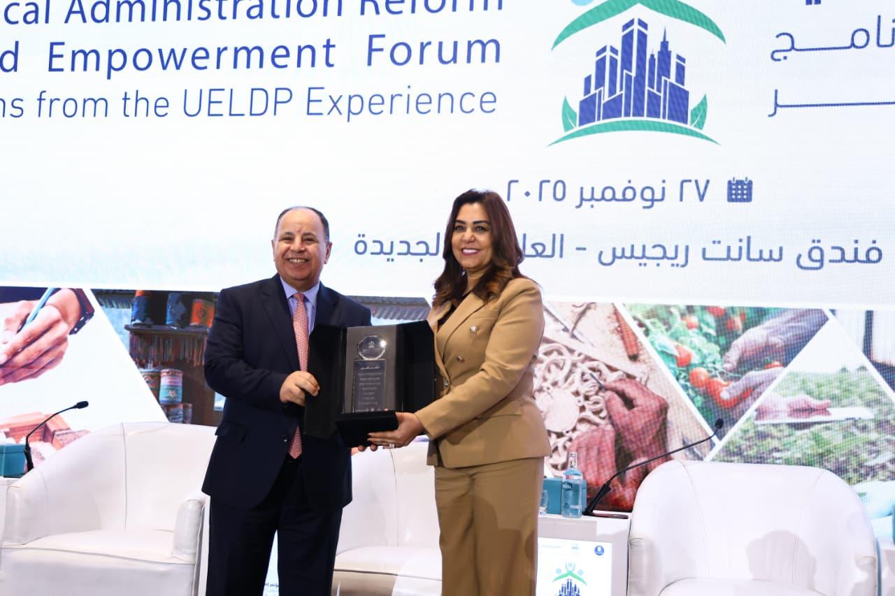 وزيرة التنمية المحلية تكرم معيط