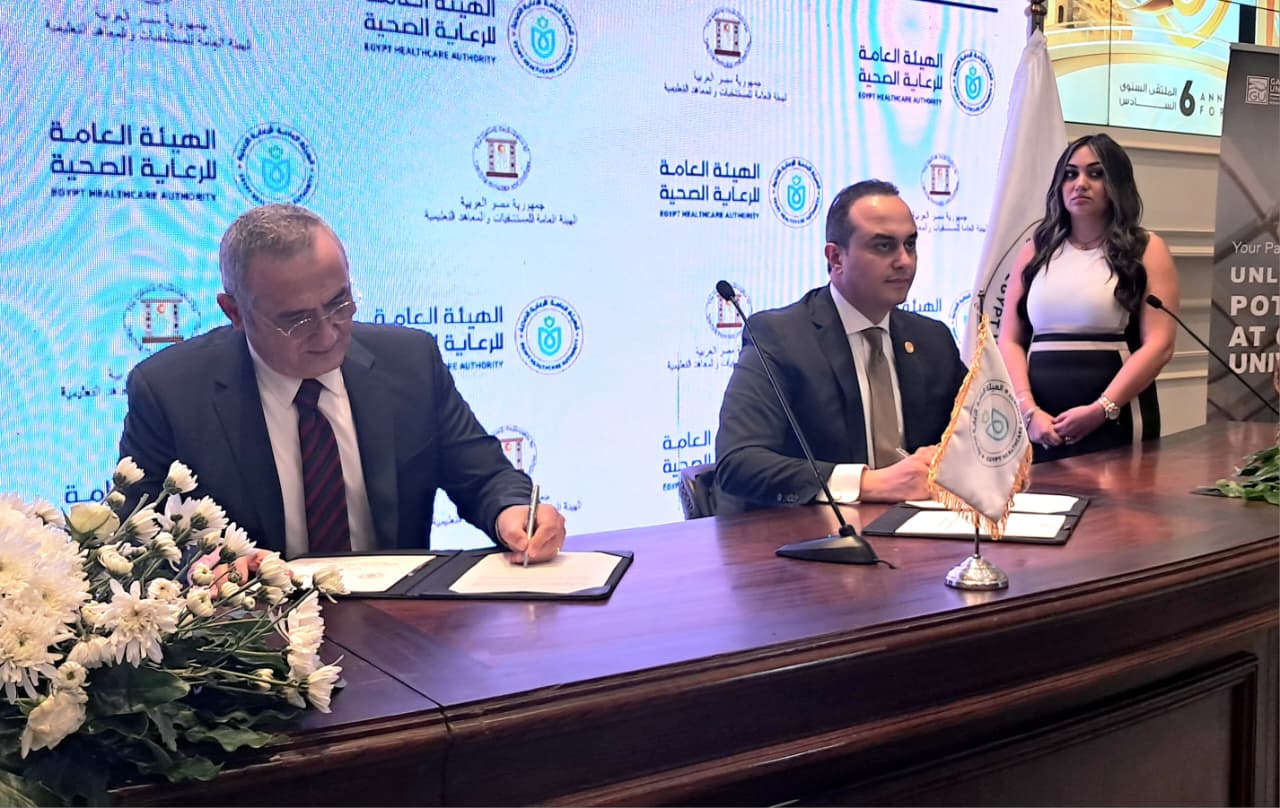 جانب من التوقيع