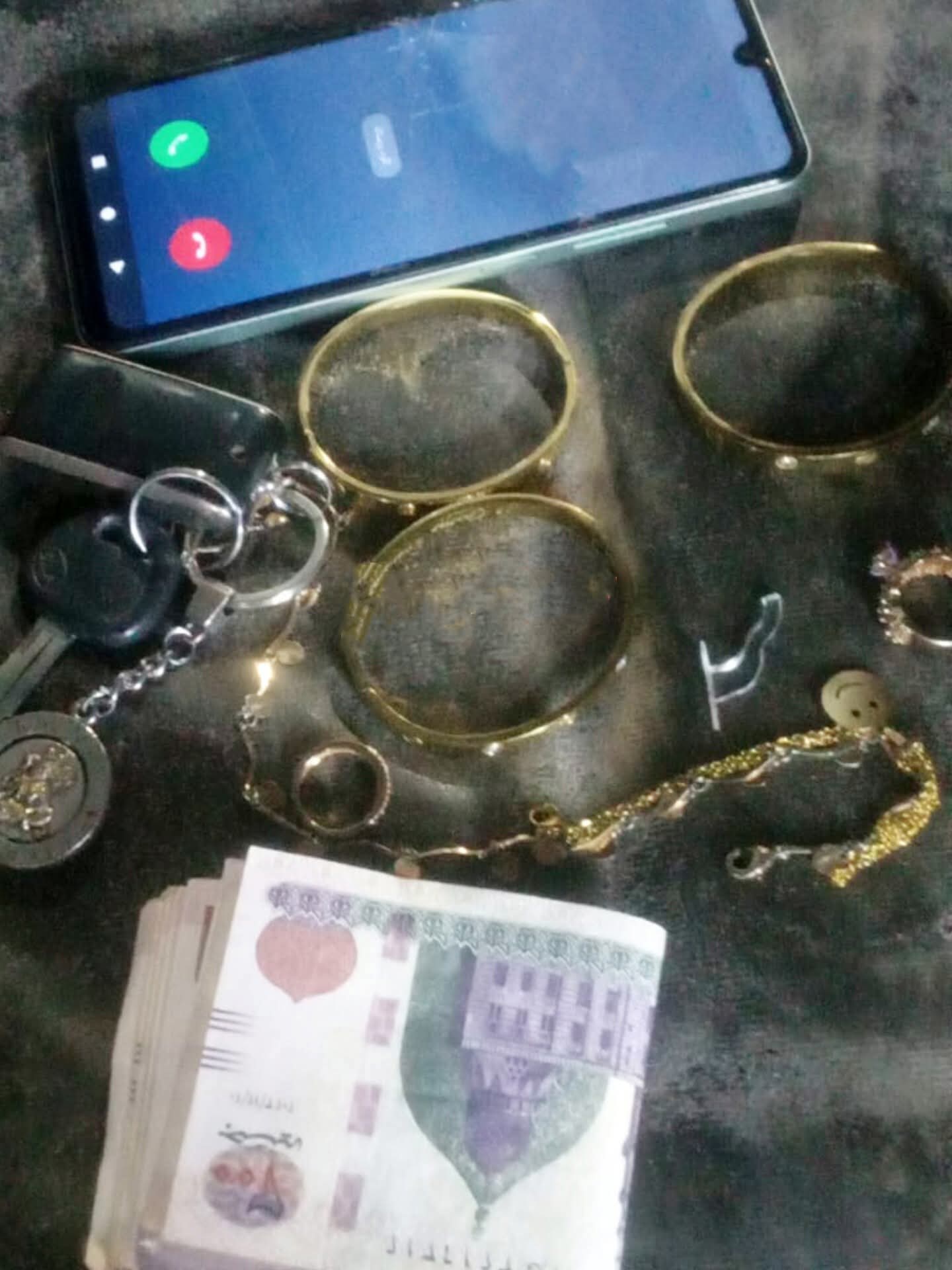 المصوغات الذهبية والأموال