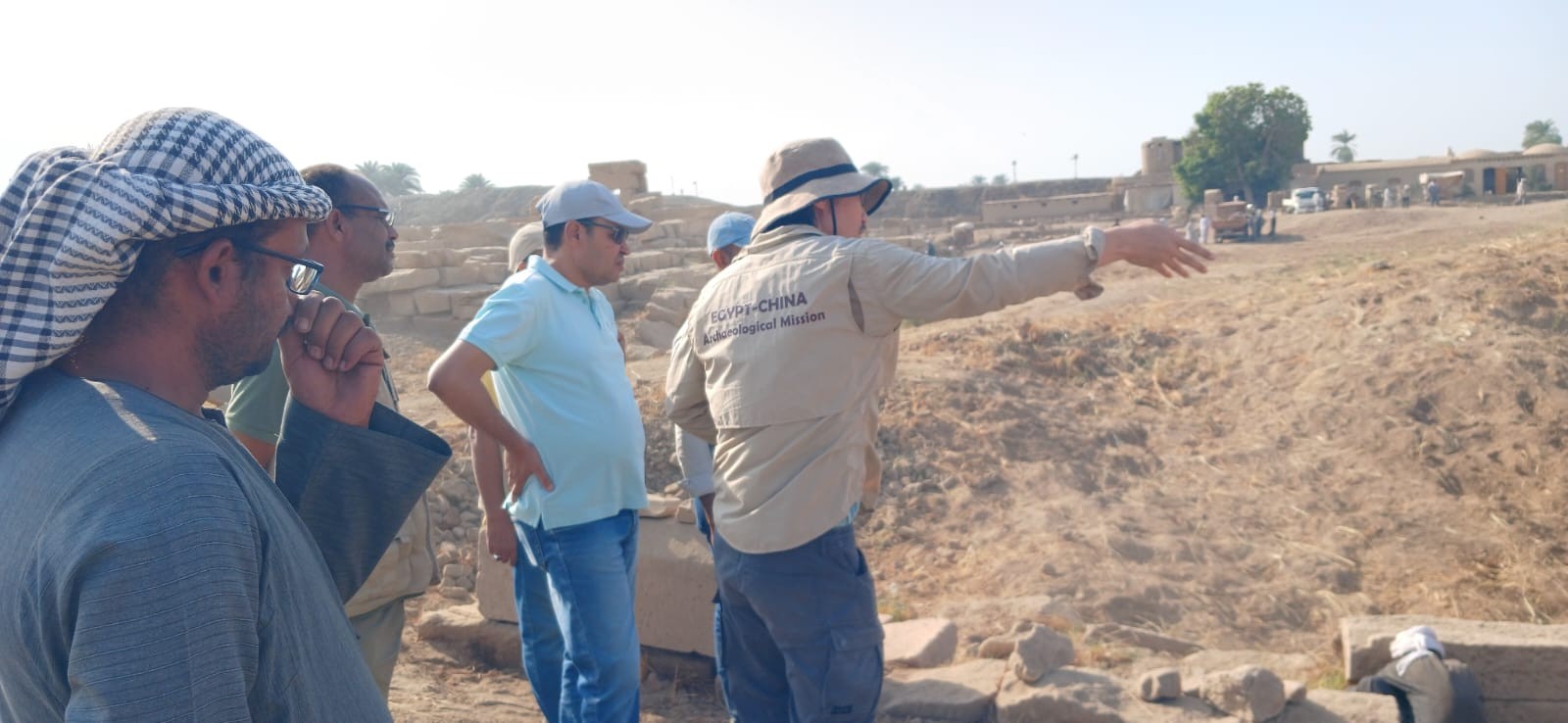 متابعة أعمال الحفائر والترميمات في منطقة معبد مونتو في معابد الكرنك متابعة أعمال الحفائر والترميمات في منطقة معبد مونتو في معابد الكرنك