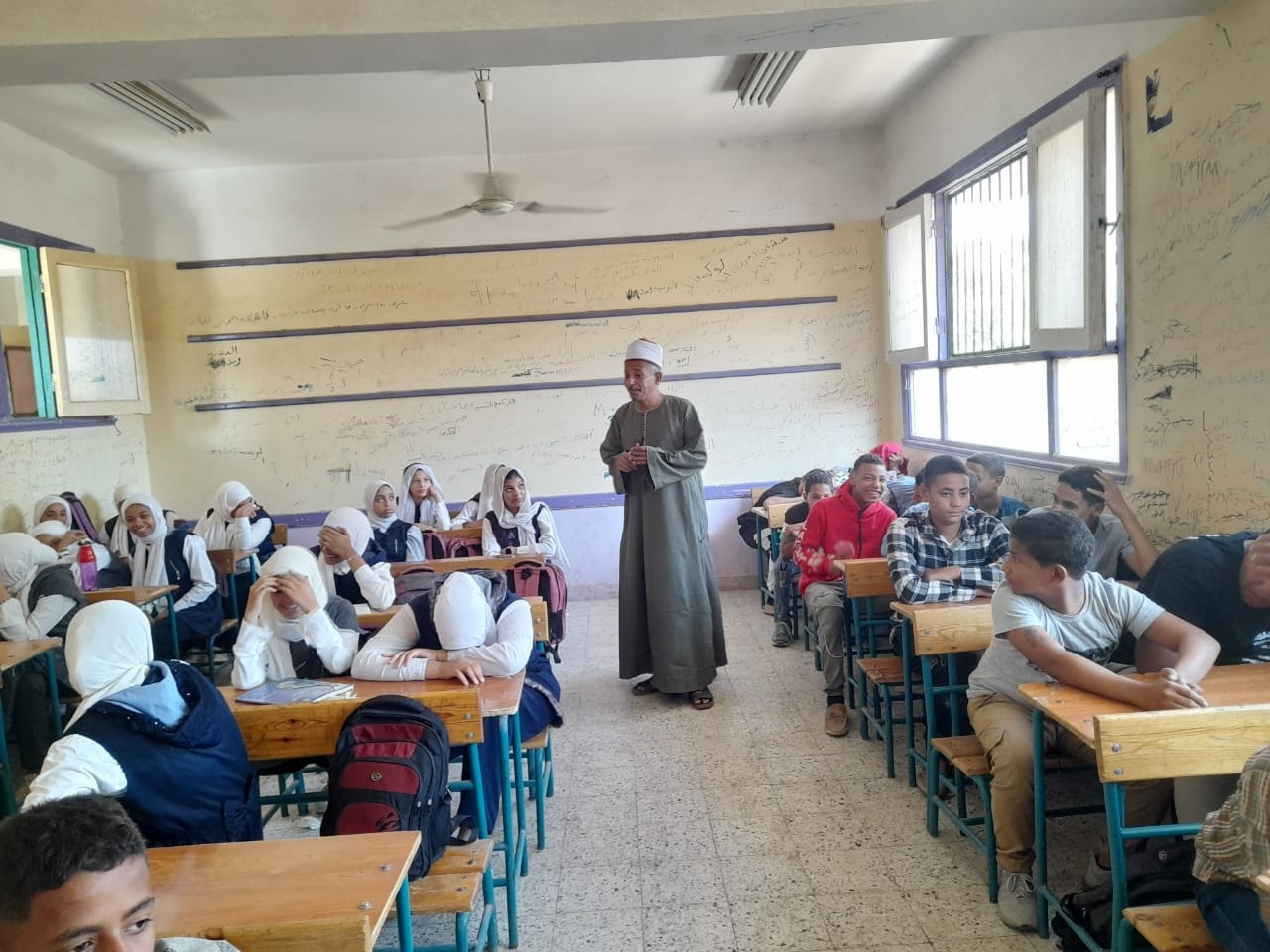 أئمة أوقاف الأقصر يجوبون المدارس لنشر الوعي بين الطلبة والطالبات