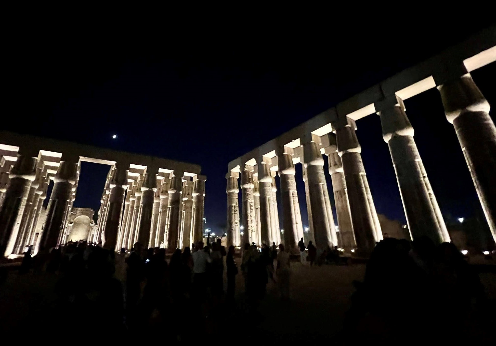 مشاهد ساحرة للإضاءة فى معبد الأقصر