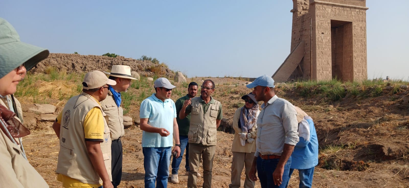 جانب من عمل البعثة الصينية فى معبد مونتو بالكرنك جانب من عمل البعثة الصينية فى معبد مونتو بالكرنك