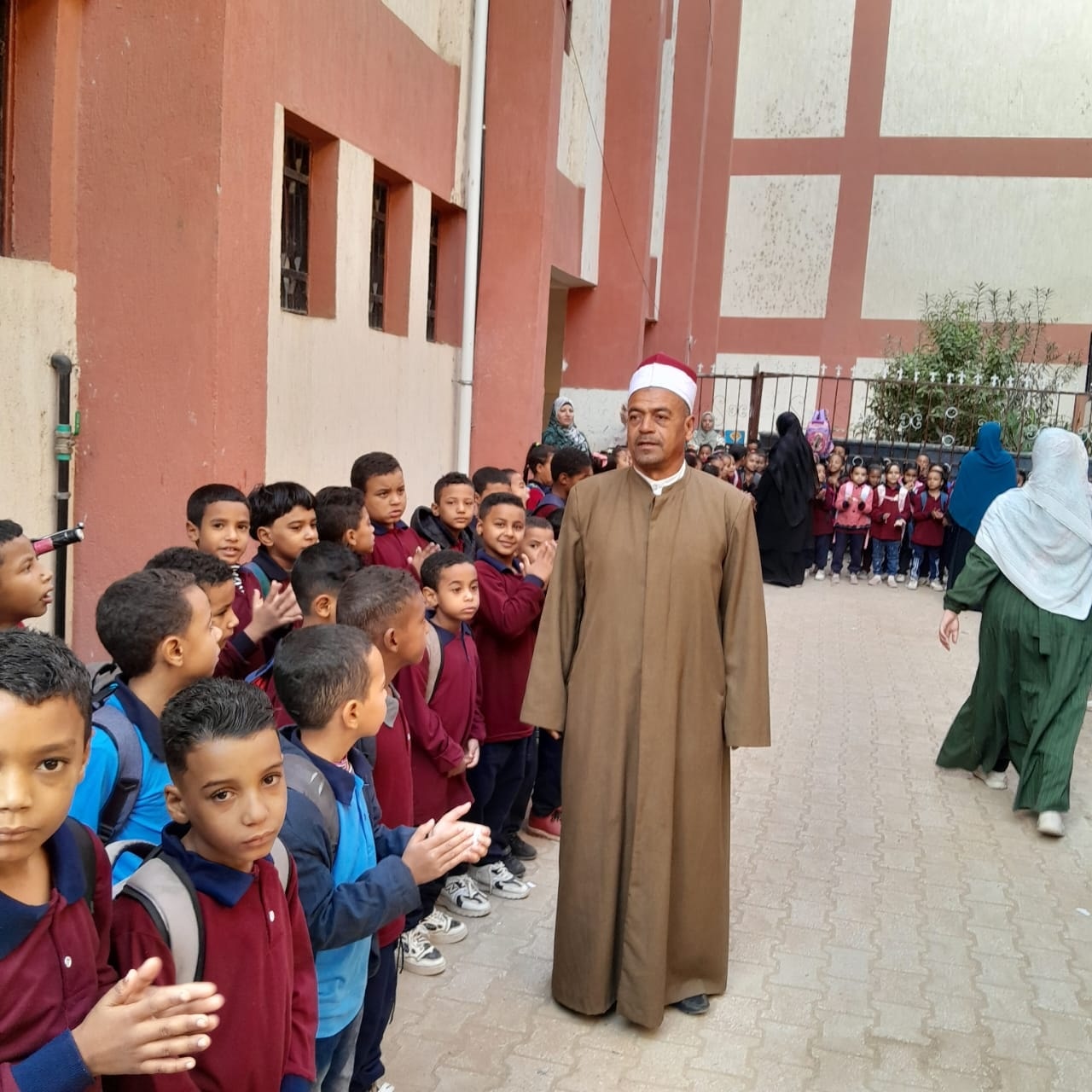 أئمة أوقاف الأقصر يجوبون المدارس لنشر الوعي بين التلاميذ