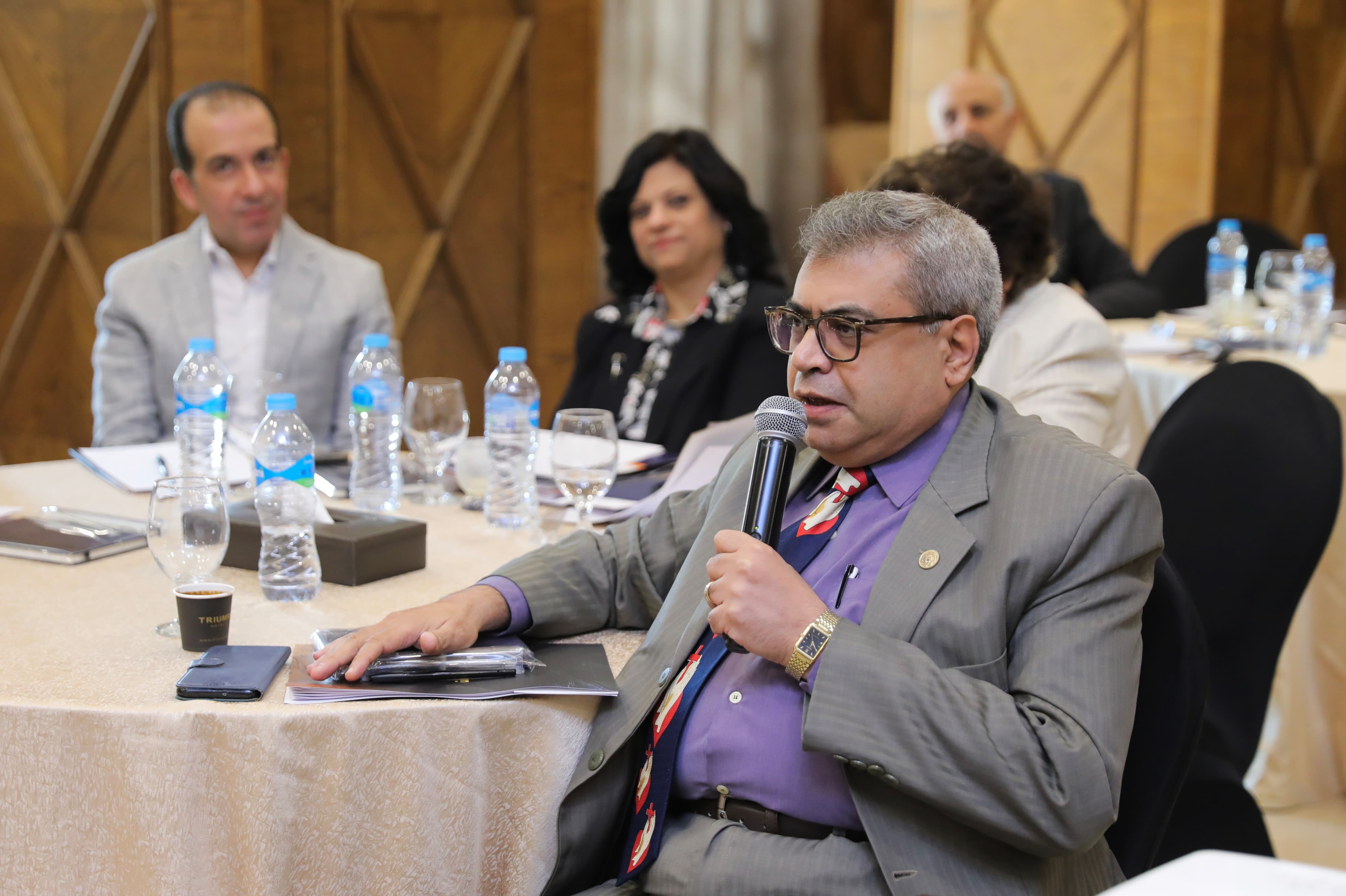 الدكتور رفعت فكرى خلال الحلقة النقاشية