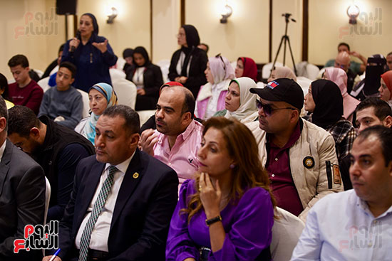 الفنان صبري فواز  ندوه في مهرجان الفيوم الدولي لأفلام البيئة والفنون المعاصرة  (8)