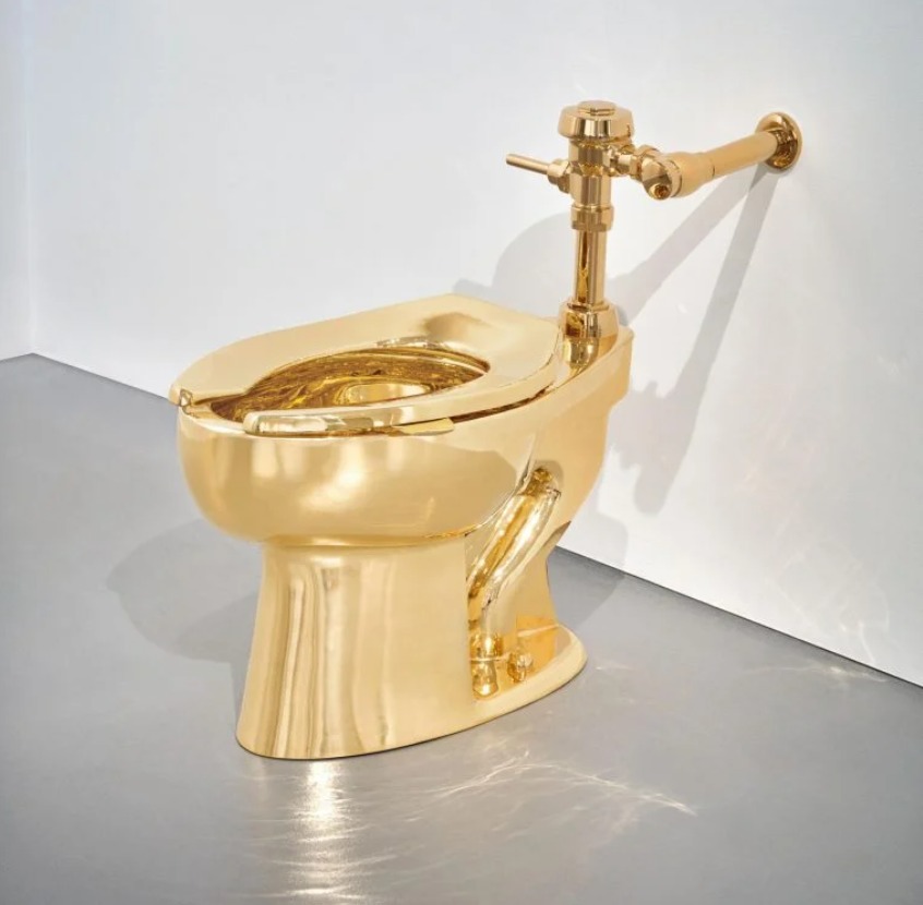 مرحاض من الذهب عيار 18