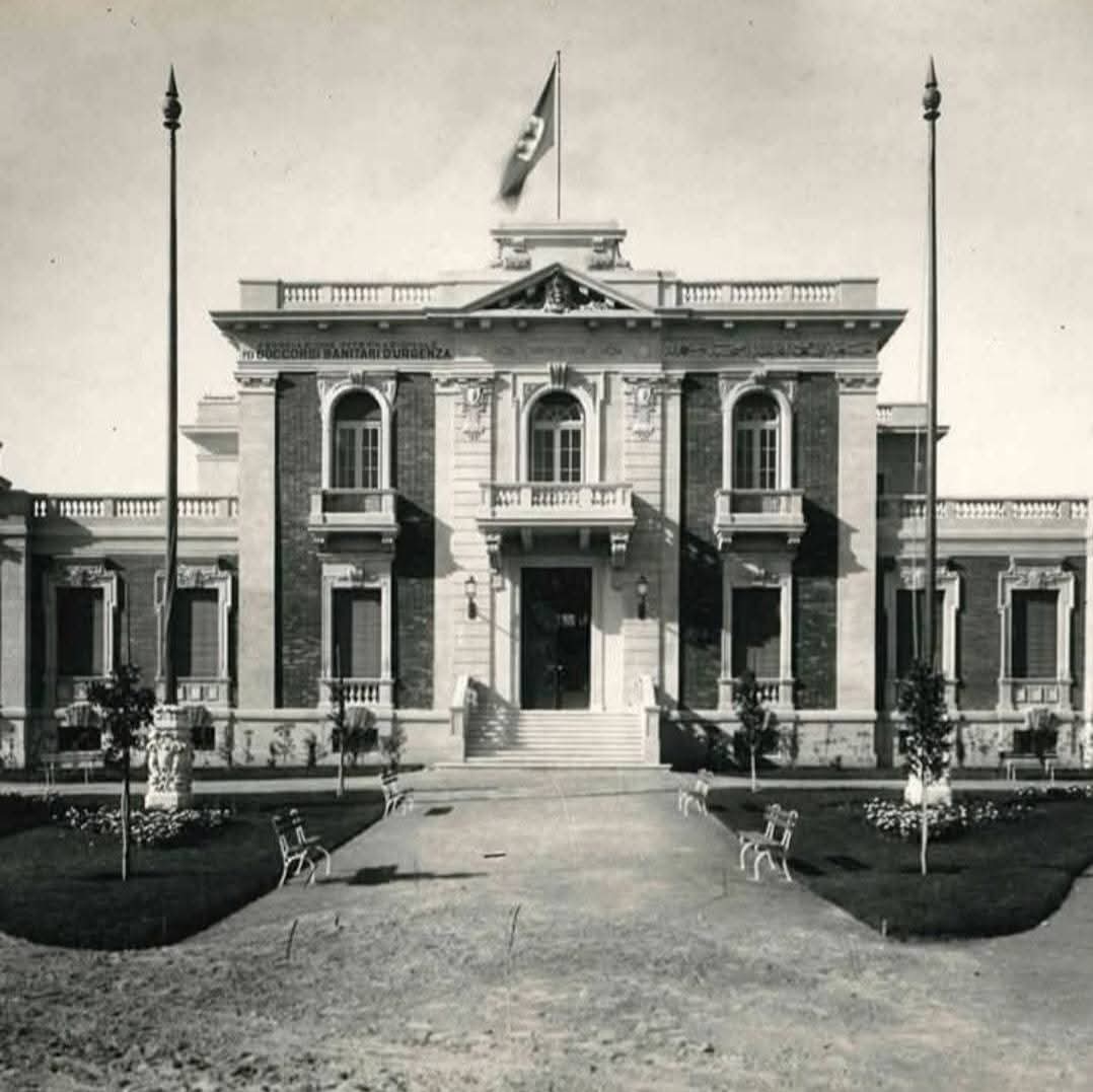 المبنى قديما بكوم الدكه