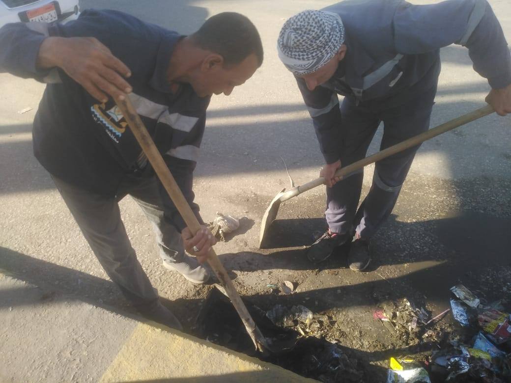 رفع المخلفات والرواسب داخل الصفايات