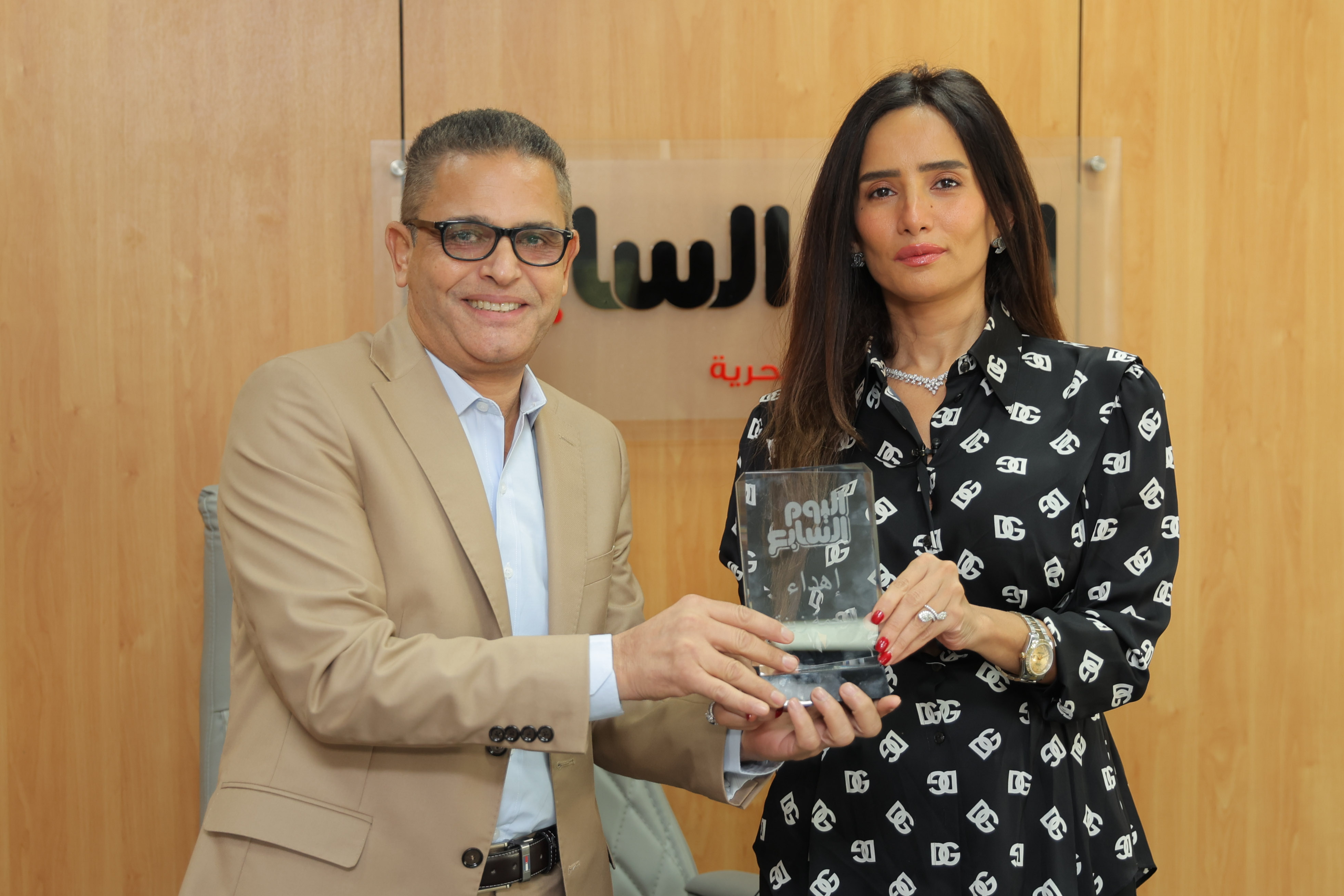 الاستاذ عبد الفتاح عبد المنعم رئيس تحرير اليوم السابع يسلم زينة درع تكريمها