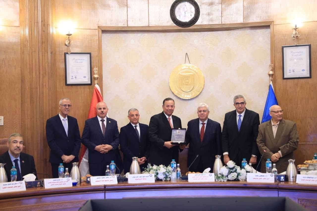 تسليم درع المركز الثالث من قبل وزير التعليم العالي تسليم درع المركز الثالث من قبل وزير التعليم العالي