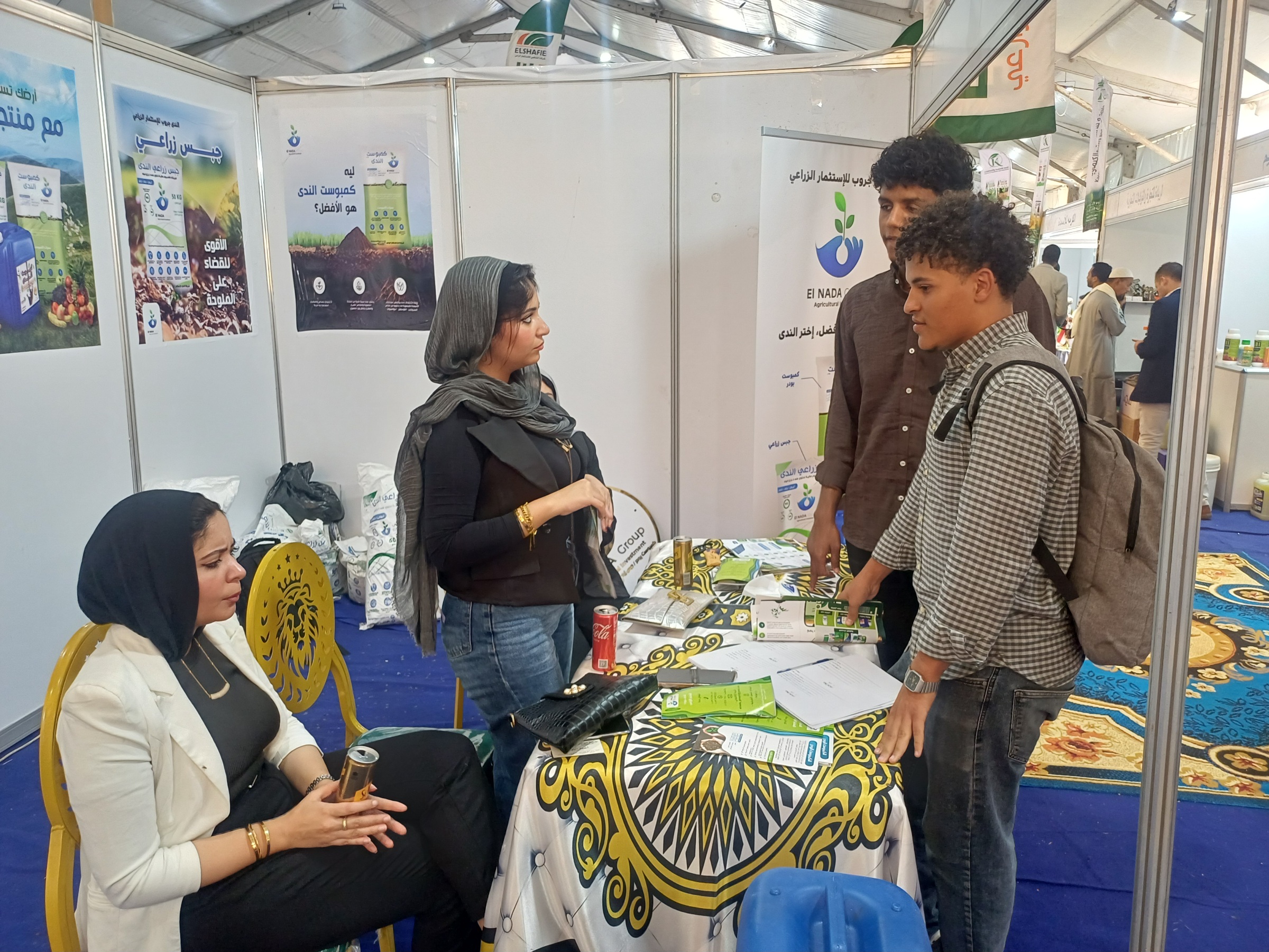 مشاركون يزورون المعرض مشاركون يزورون المعرض