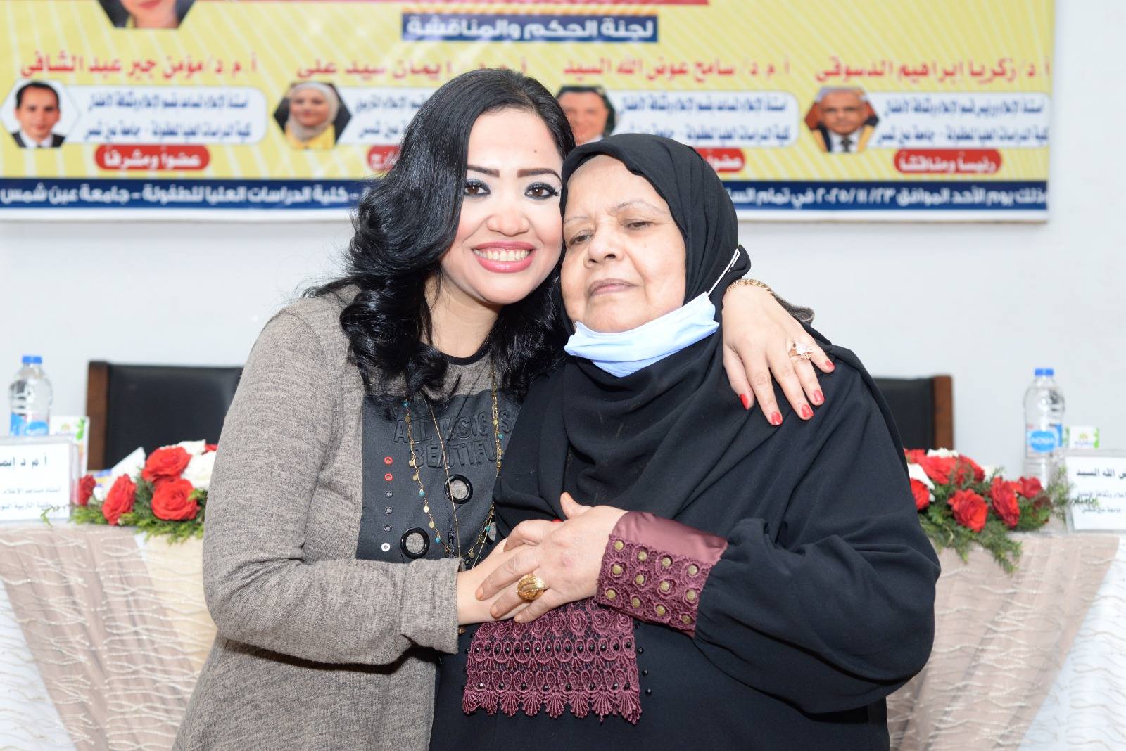 الإعلامية إيمان تركي مع والدتها