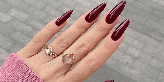 مانيكير أحمر داكن