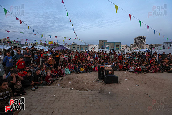 تجمع كبير فة شوارع غزة لمشاهدة السينما تجمع كبير فة شوارع غزة لمشاهدة السينما
