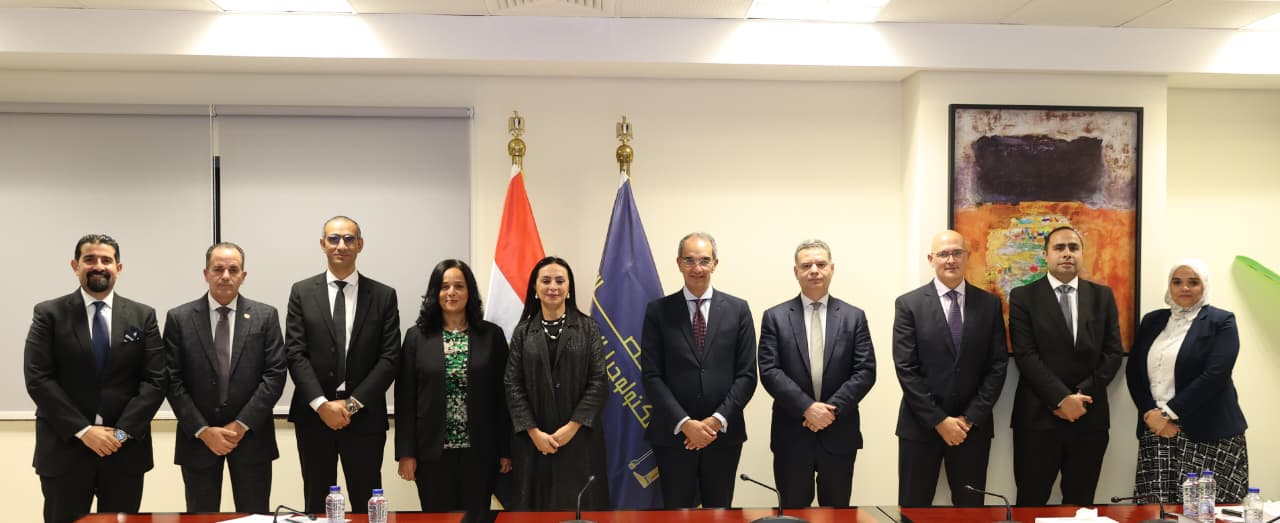 وزيرا الاتصالات والتضامن مع المشاركين في توقيع بروتوكول تدريب الشباب