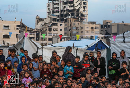 تجمع كبير وسط الخيام لمشاهدة السينما تجمع كبير وسط الخيام لمشاهدة السينما