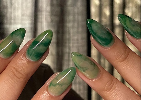 مانيكير باللون الأخضر