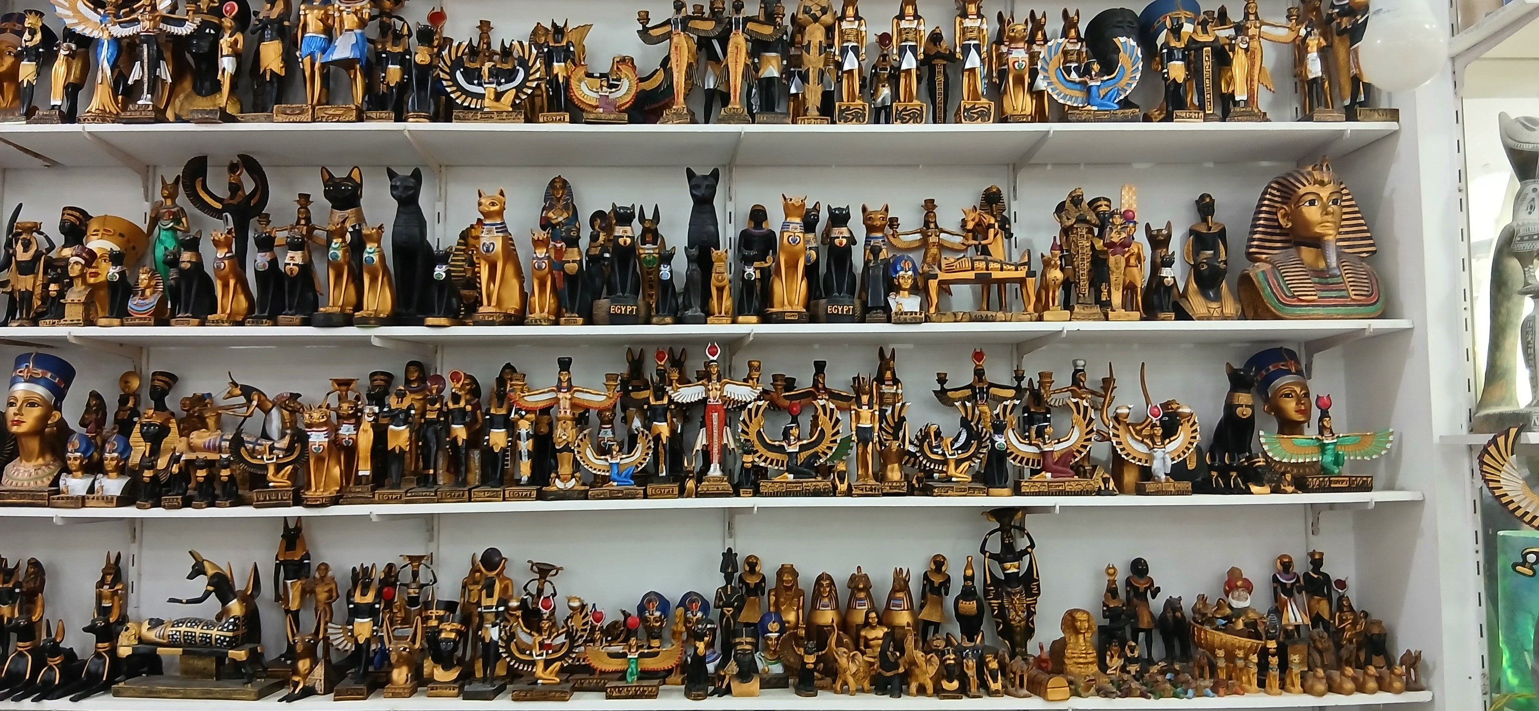 تماثيل متنوعة فى قلب معارض التحف والألباستر تماثيل متنوعة فى قلب معارض التحف والألباستر