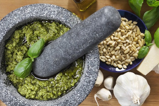 دق الكفتة بالهون دق الكفتة بالهون