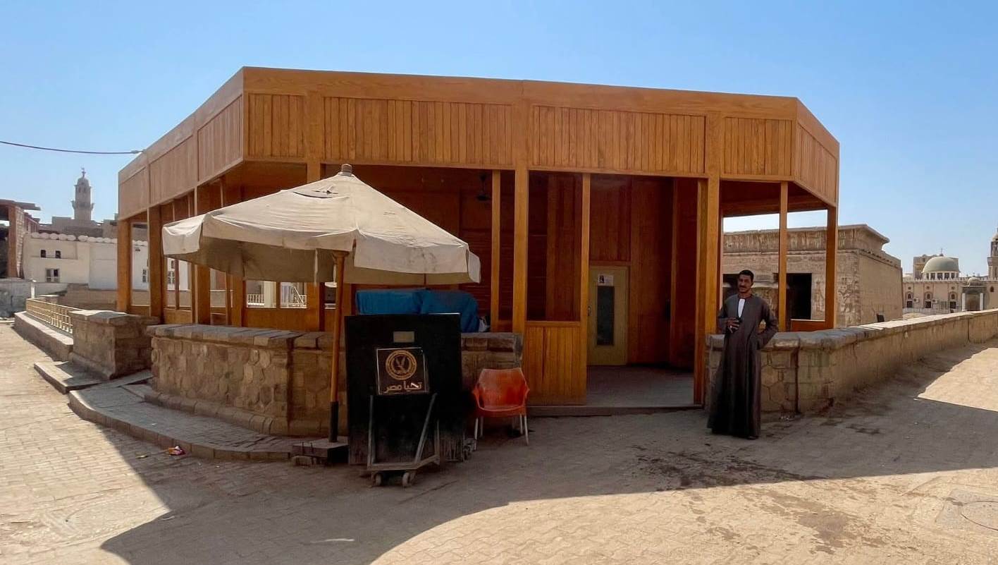 بوابة حديثة بالمصاعد لدخول معبد خنوم الفرعونى بإسنا