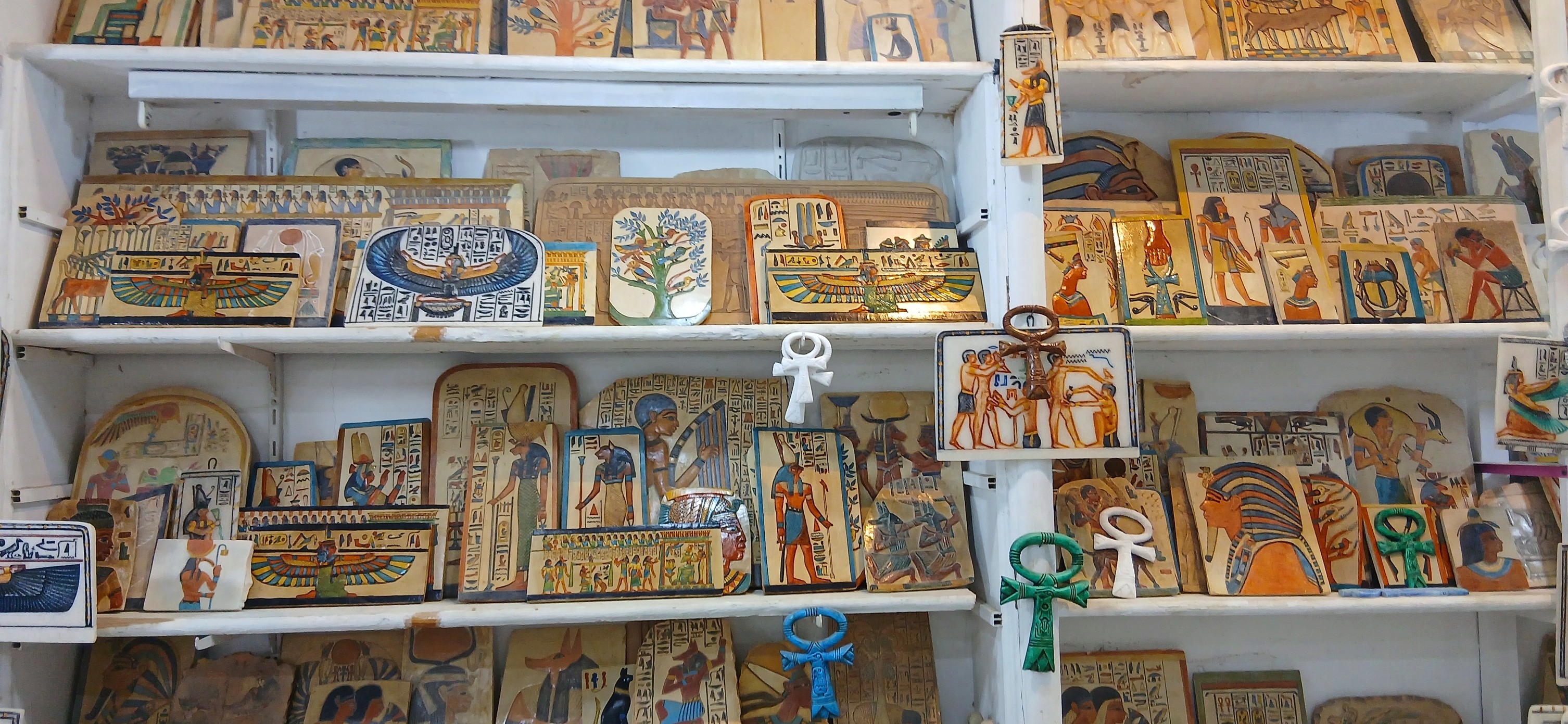 لوحات وبرديات مميزة فى معارض التحف والألباستر لوحات وبرديات مميزة فى معارض التحف والألباستر