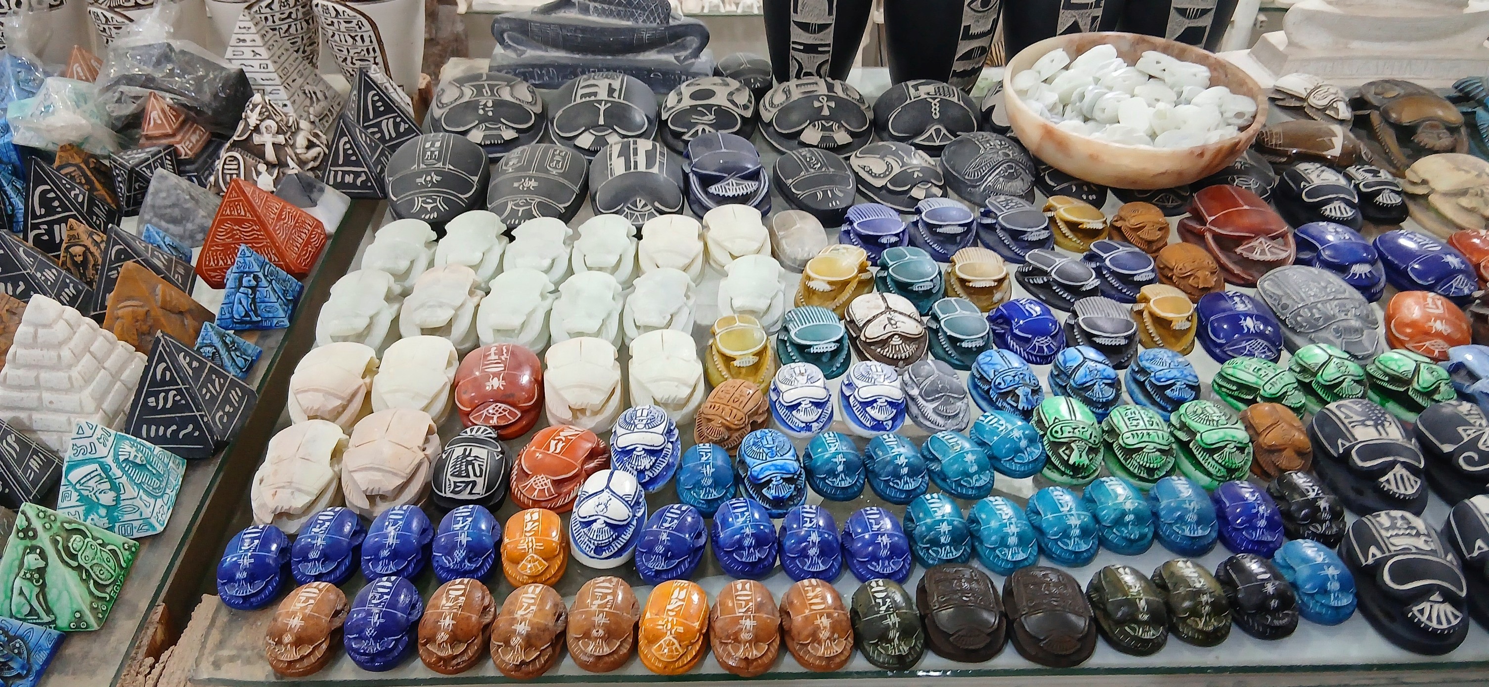 أشكال مختلفة من الجعران الفرعونى فى معارض الألباستر أشكال مختلفة من الجعران الفرعونى فى معارض الألباستر