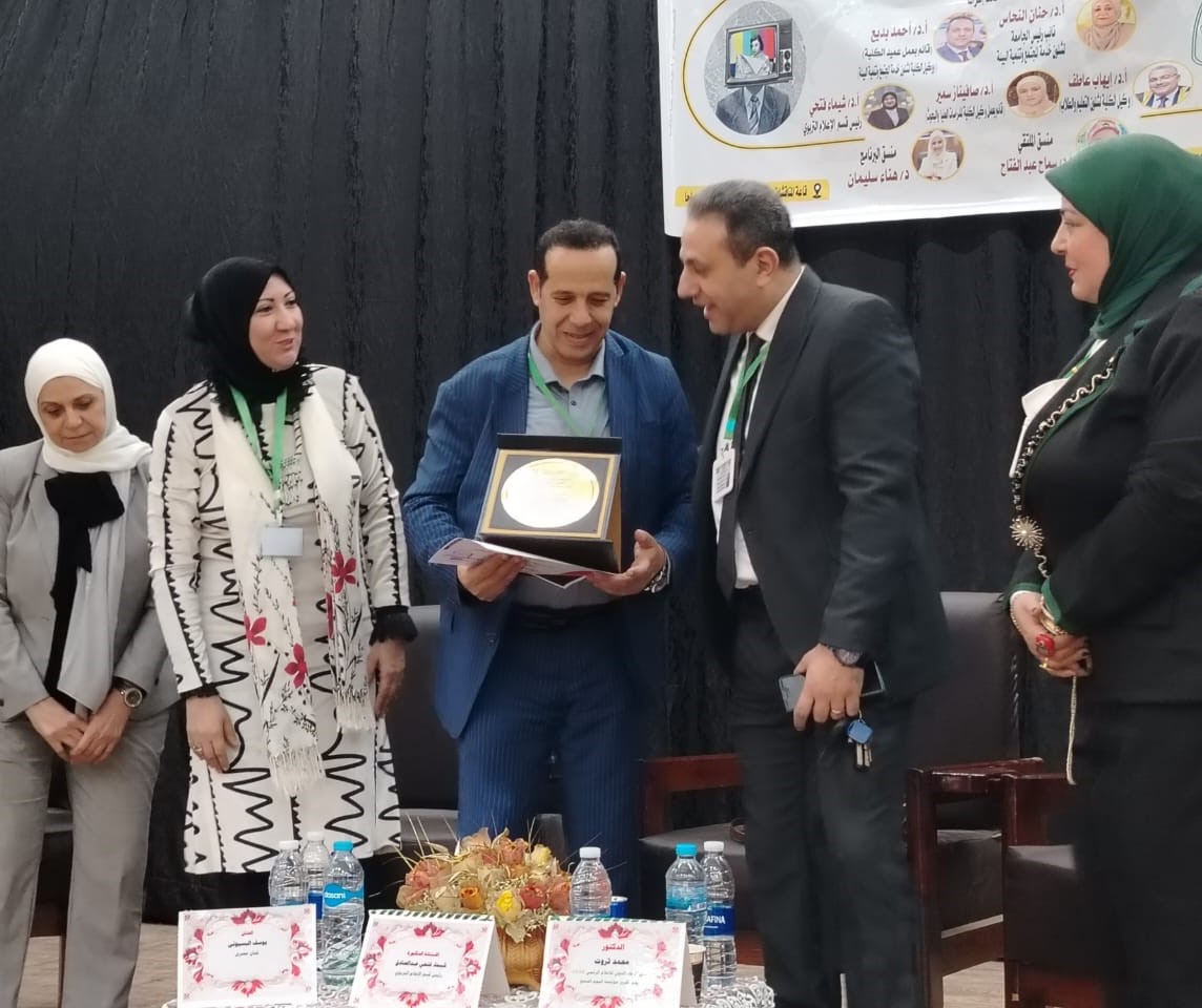 كلية التربية النوعية بجامعة الزقازيق تكرم الدكتور محمد ثروت (3)