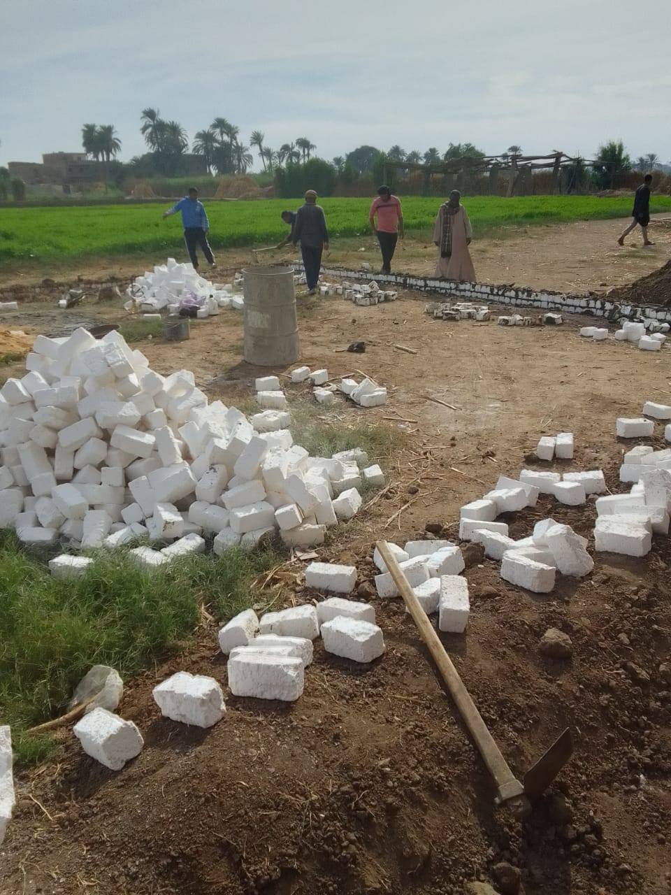 طوب ابيض فى على الأرض طوب ابيض فى على الأرض