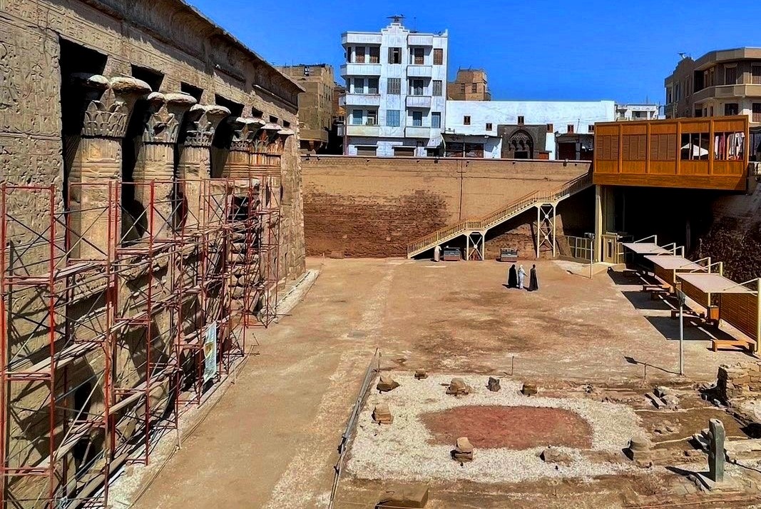 خطة تطوير معبد خنوم التاريخي بإسنا تدخل مرحلة تجميل الواجهة والجدران