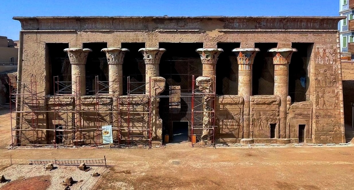 تطوير معبد خنوم التاريخي بإسنا يدخل مرحلة تجميل الواجهة والجدران