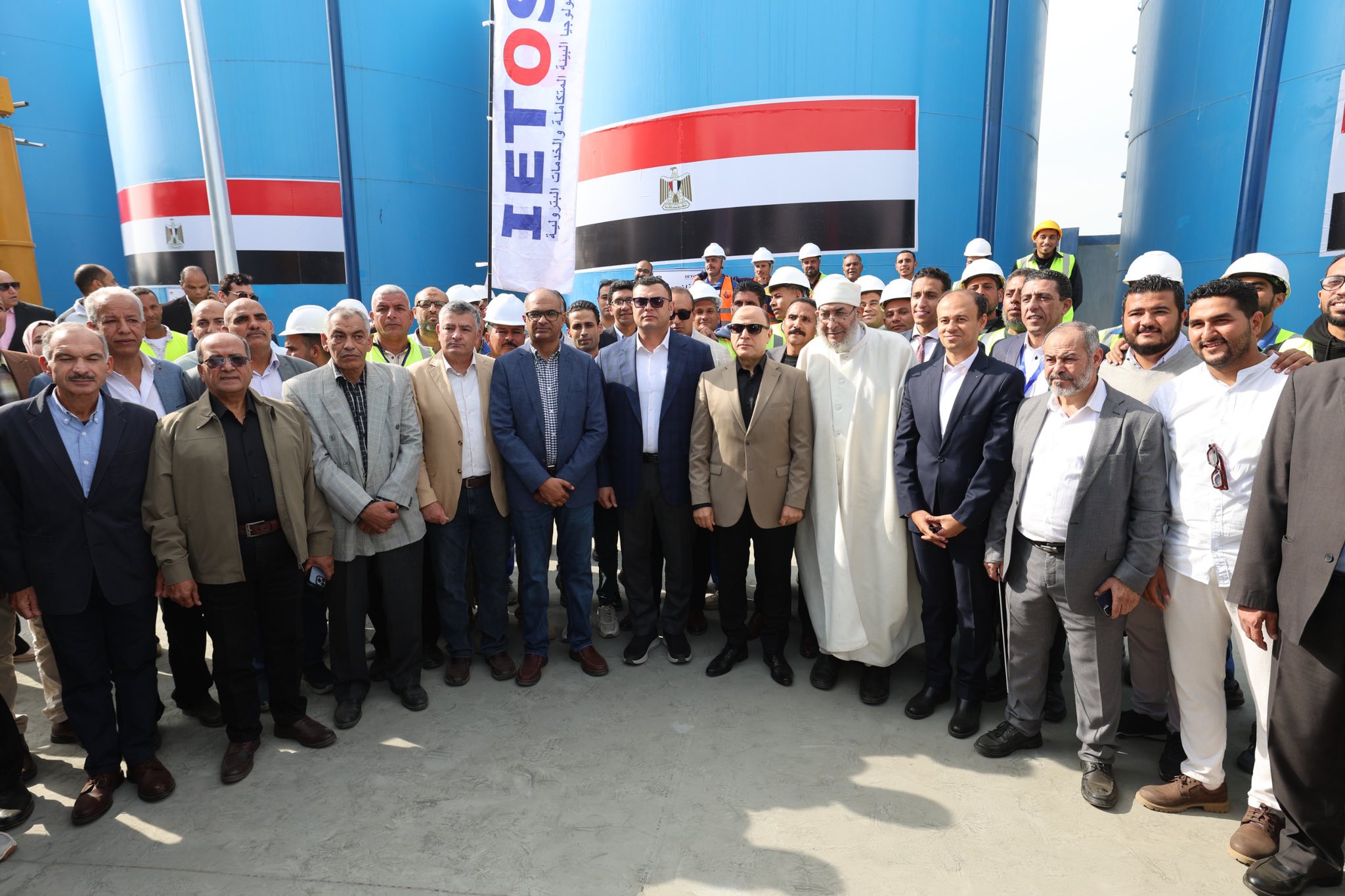 صورة جماعية لوزير الاسكان والمحافظ والعاملين بالمحطة