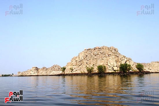 النيل-والصخور