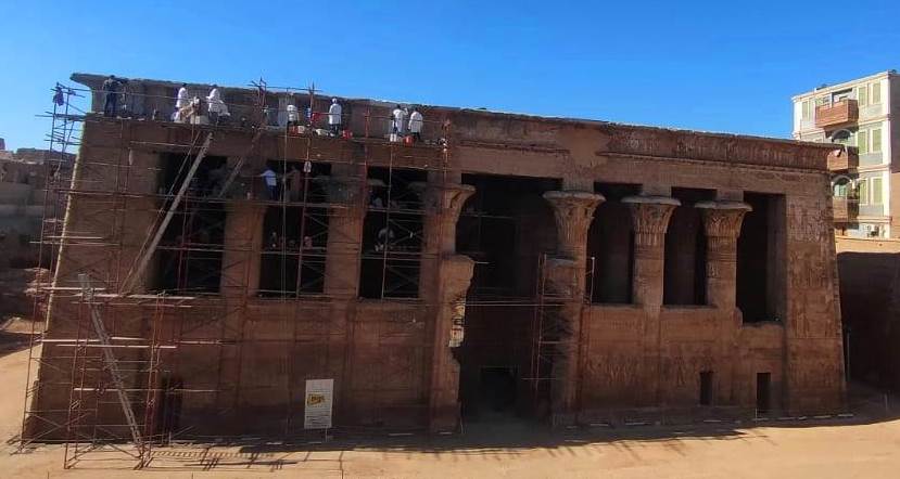 خلية نحل من الفنيين والاثريين يرممون واجهة معبد خنوم