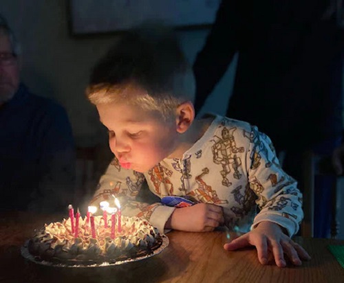 احتفال بسيط بعيد ميلاد