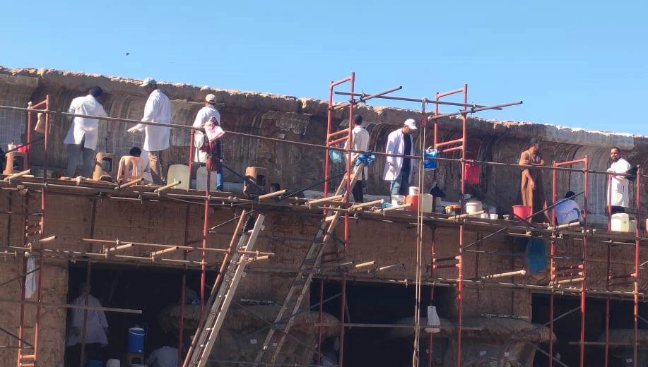 خلية نحل من الفنيين والاثريين يرممون واجهة معبد خنوم بإسنا