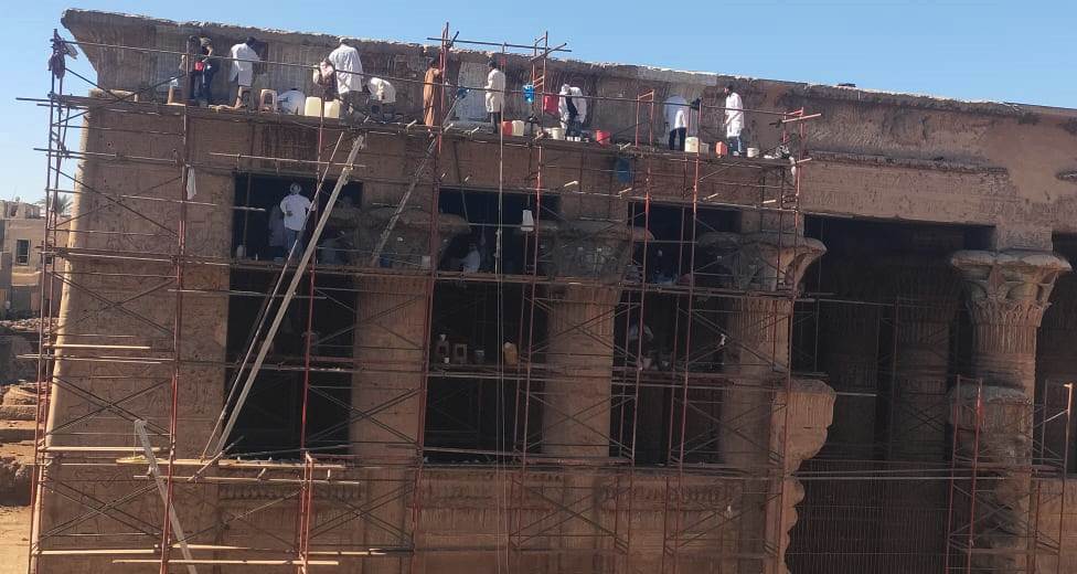 العمل في واجهة معبد خنوم بمدينة اسنا
