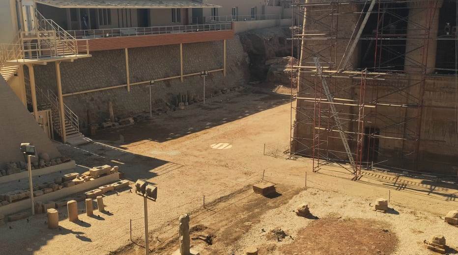 جانب من عمليات تطوير وترميمات معبد إسنا