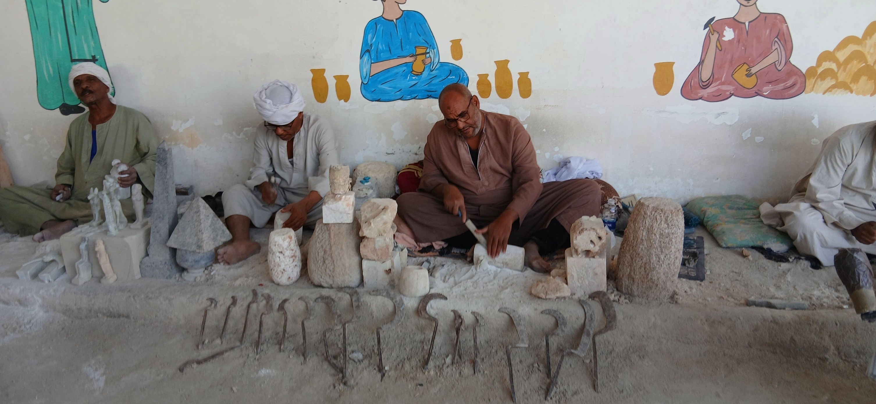 جانب من تصنيع هدايا السياح بطريقة يدوية جانب من تصنيع هدايا السياح بطريقة يدوية