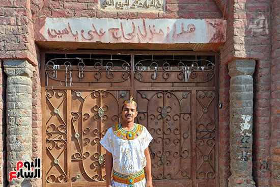 العريس أمام منزله 1