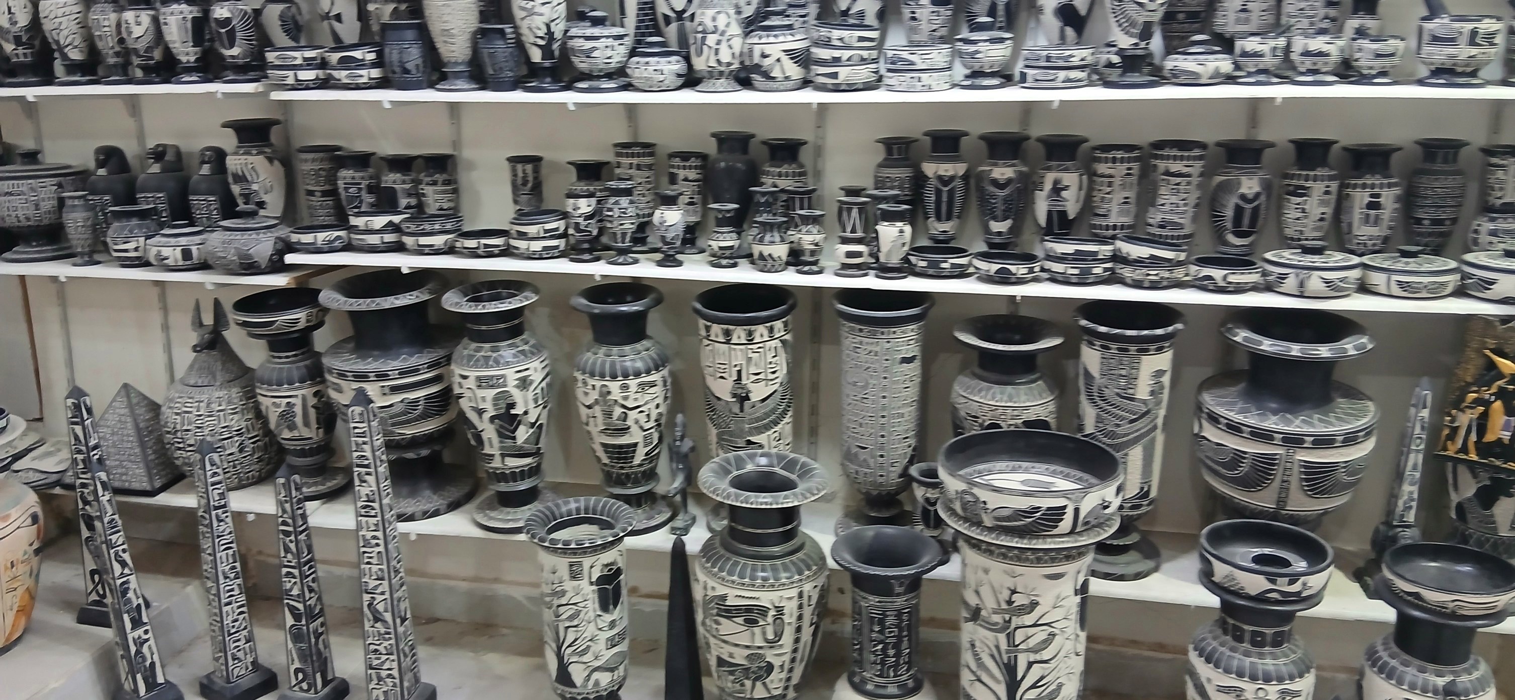 أشكال فنية مبهجة لتجميل المنازل فى معارض التحف والألباستر أشكال فنية مبهجة لتجميل المنازل فى معارض التحف والألباستر