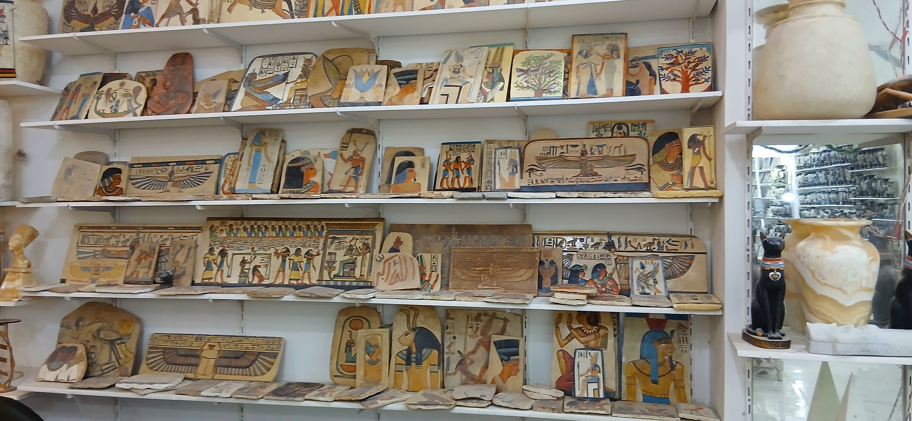 لوحات مبهرة صناعة يدوية فى معارض التحف والألباستر لوحات مبهرة صناعة يدوية فى معارض التحف والألباستر